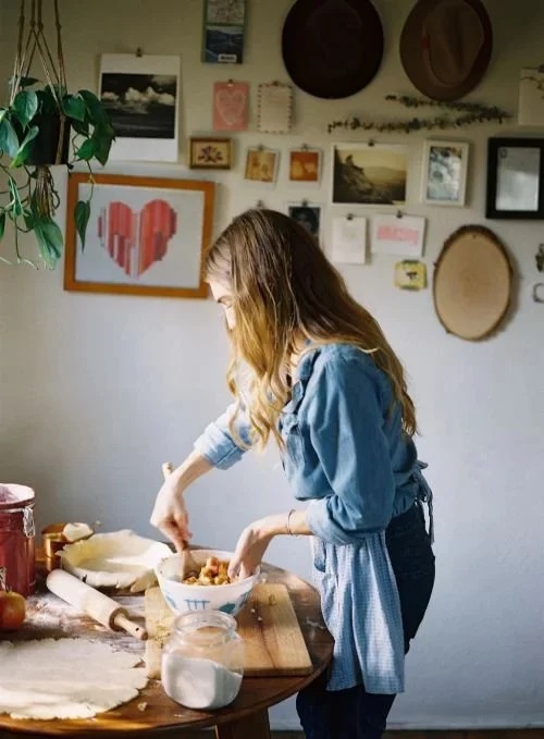 Chica cocinando un pastel en la cocina