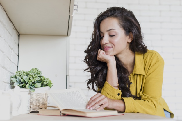 Mujer leyendo un libro 