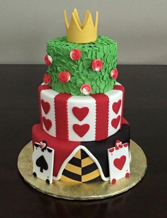 Pastel de tres pisos en fondant inspirado en la reina de corazones de Alicia en el país de las maravillas