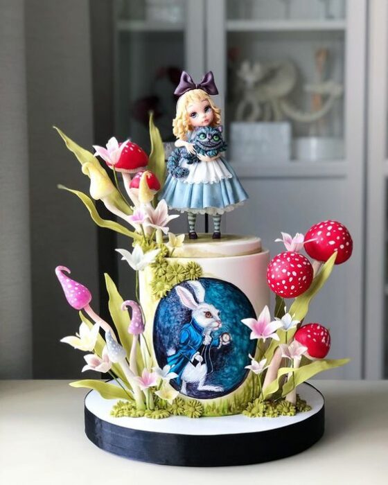 Pastel de fondant con oblea impresa inspirado en Alicia en el país de las maravillas