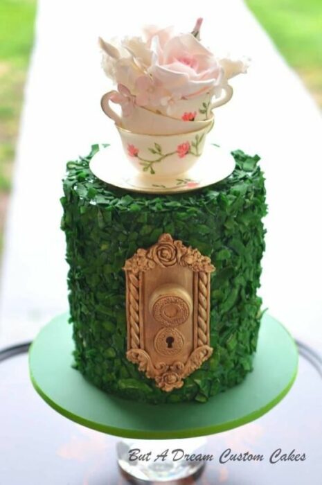 Pastel con betún de limón decorado con una taza inspirado en Alicia en el país de las maravillas