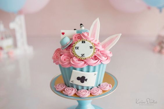 Cupcake en color rosa inspirado en Alicia en el país de las maravillas