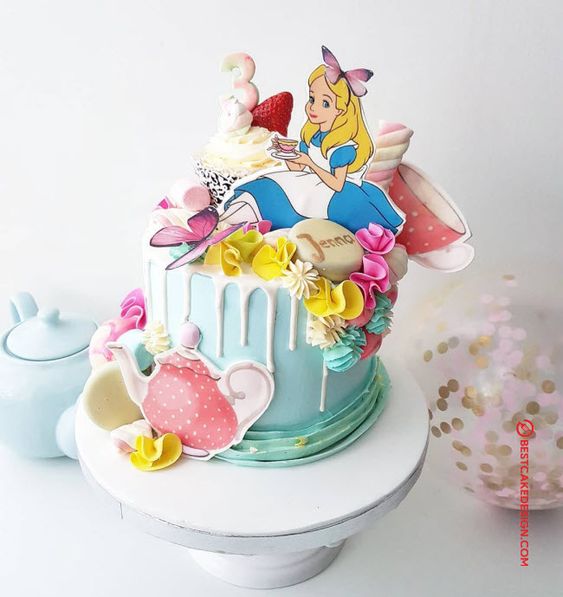 Pastel con chorreado de vainilla inspirado en Alicia en el país de las maravillas