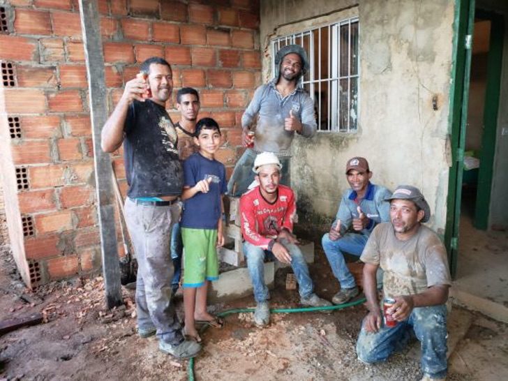 Grupo de vecinos reunidos para construir un hogar