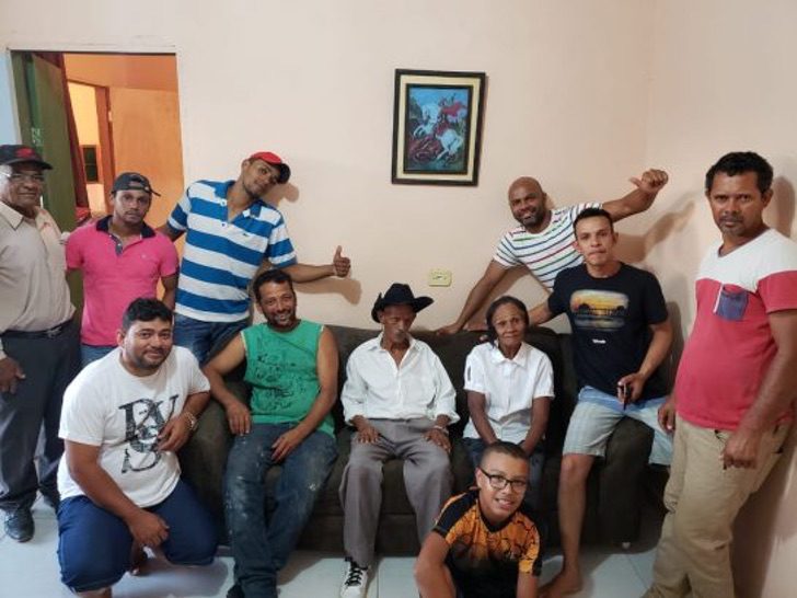 Grupo de personas reunidas en una sala común