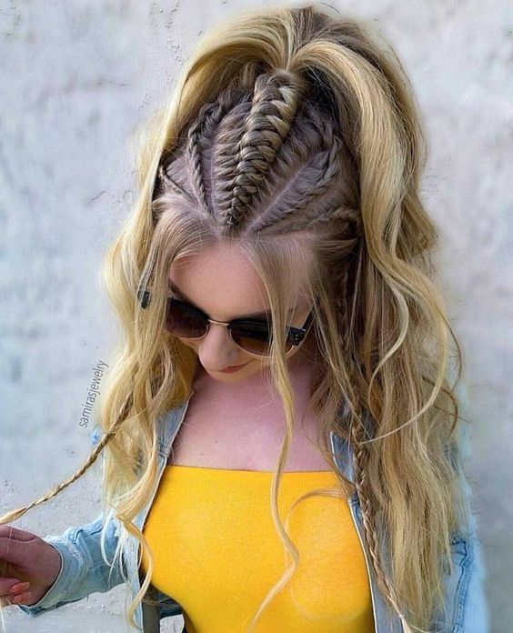 Chica con media coleta a trenzas