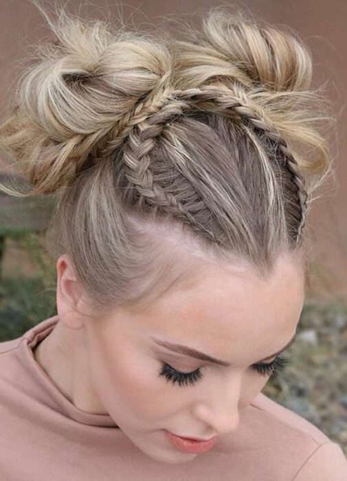 Chica con cabello recogido y dos trenzas superiores