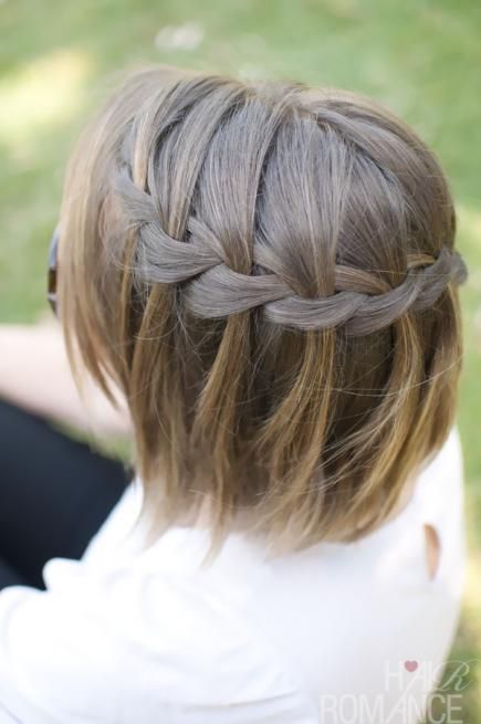 Chica con cabello corto trenzado como diadema