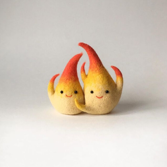 Figurilla de fieltro en forma de llamas de fuego