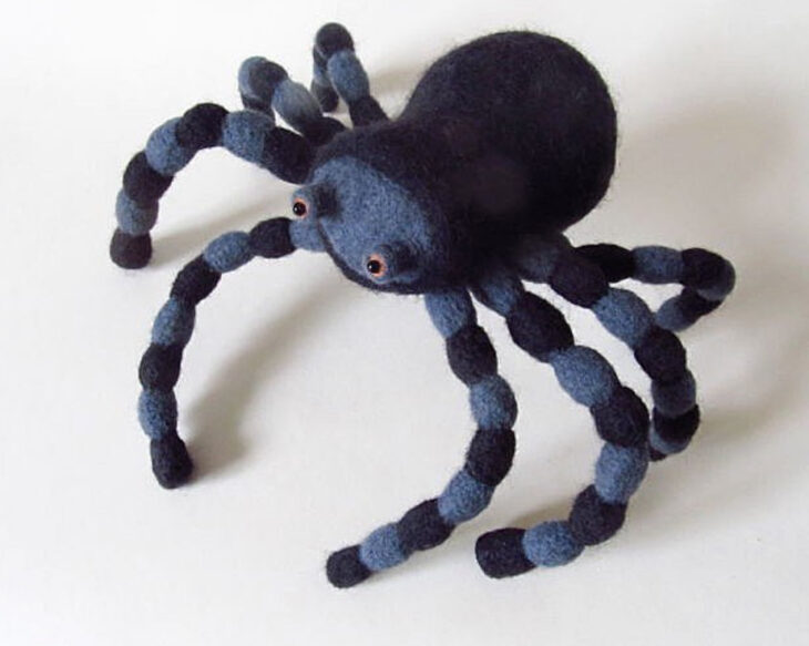 Figurilla de fieltro en forma de tarántula