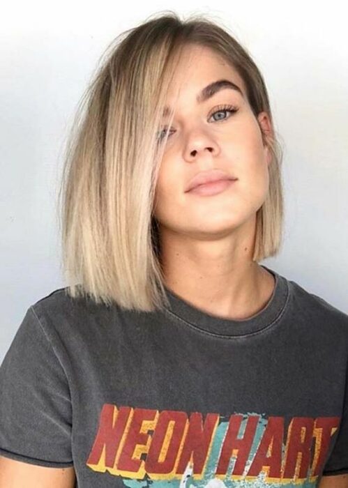 Mujer rubia con melena recta y camiseta gris