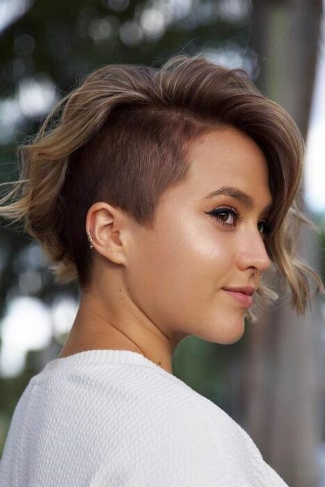 Mujer con cabello corto pixie y lado rapado