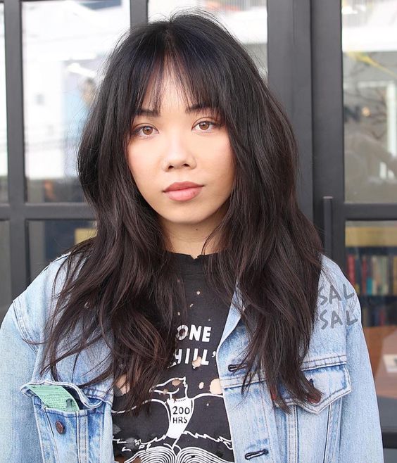 Mujer asiática con cabello largo negro y fleco degradado