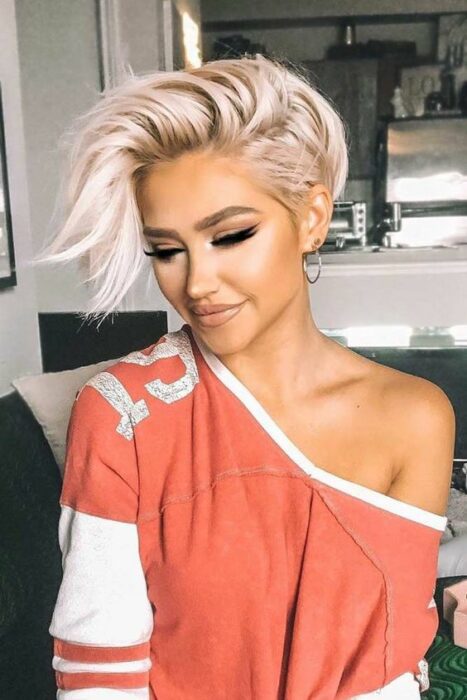 Mujer rubia de cabello platinado