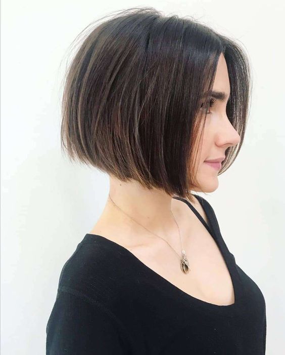 Mujer blanca delgada con melena corta recta