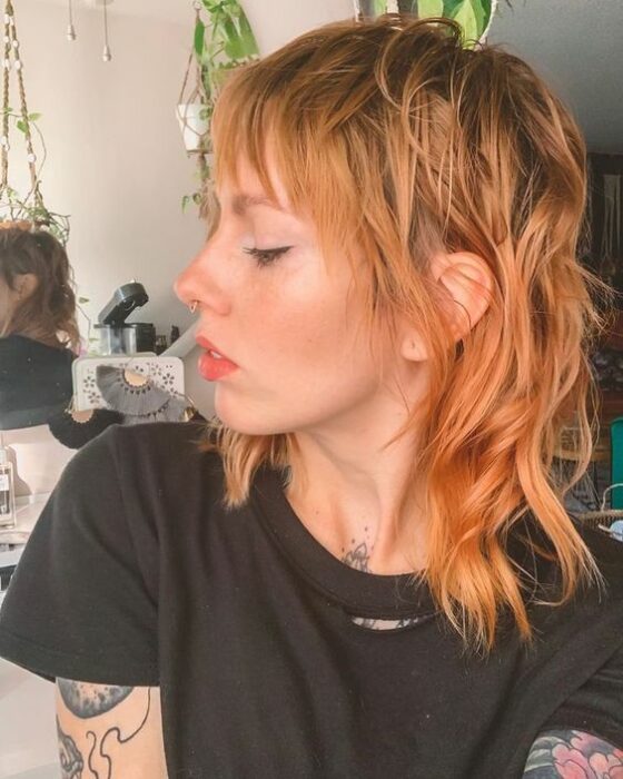 Mujer pelirroja con corte mullet