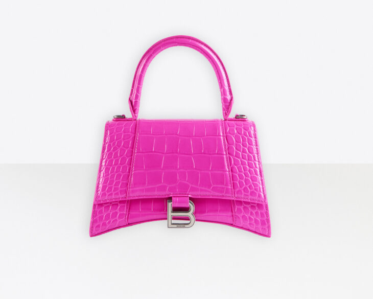 Bolso de color rosa con detalles en plateado y asas cortas de Balenciaga