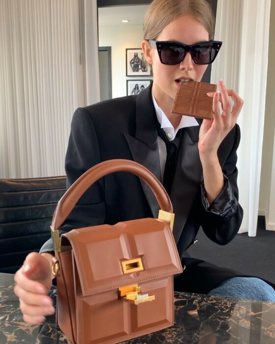 Bolso chocolate hecho por Balmain con detalles en dorado y en forma de tableta de chocolate