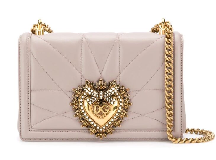Bolsa Dolce & Gabbana de color rosa con aplicaciones de cadena dorada y pedrería