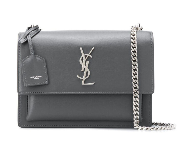 Bolso de color gris con cadena plateada creado por Yves Saint Laurent