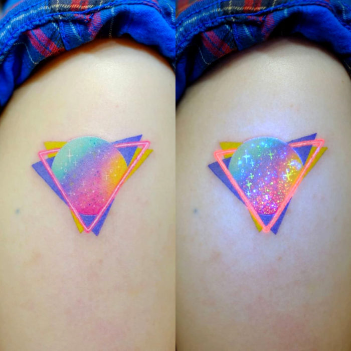 Tatuadora elabora tatuajes encantadores; tatuaje de planetas de colores pastel en el brazo