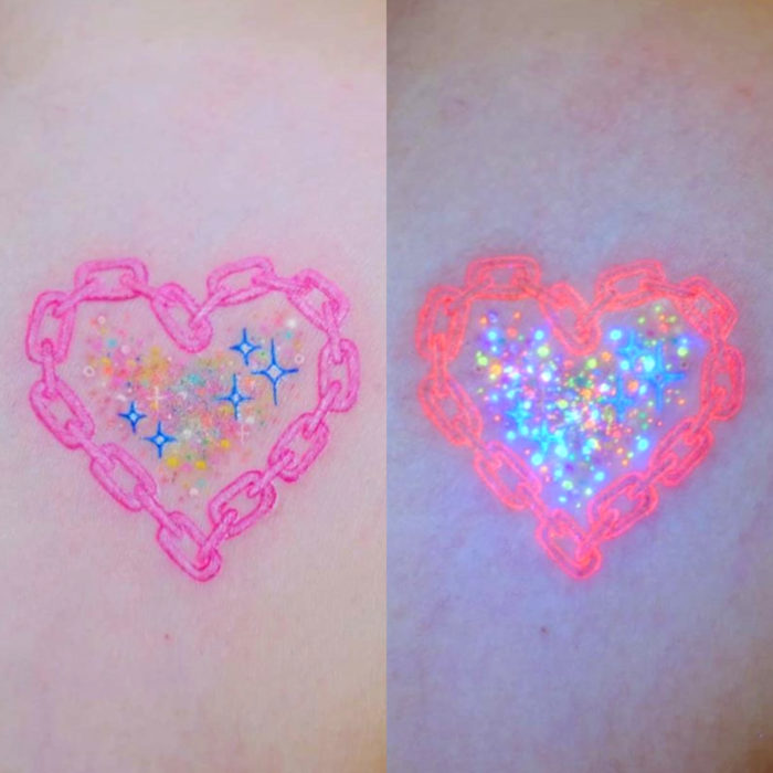 Tatuadora elabora tatuajes cautivadores; tatuaje de cadena en forma de corazón con colores pastel