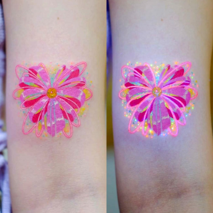 Tatuadora diseña tatuajes encantadores; tatuaje de corazón con listones de Sailor Moon en el brazo