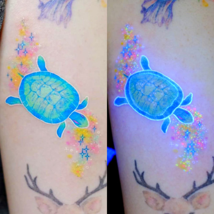 Tatuadora crea tatuajes tiernos; tatuaje de tortuga azul pastel en el brazo