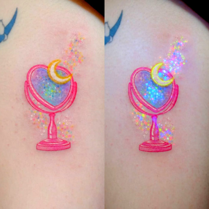 Tatuadora crea tatuajes hermosos; tatuaje de espejo en forma de corazón con destellos y luna