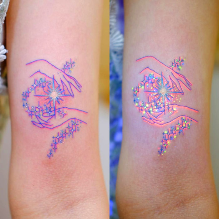 Tatuadora realiza tatuajes delicados; tatuaje de manos con estrellas en colores pastel