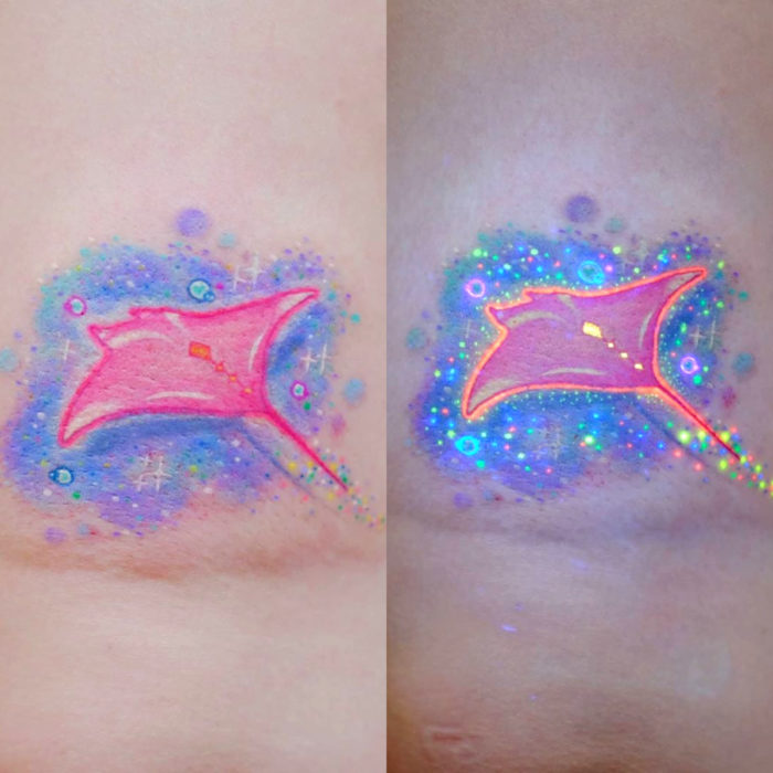 Tatuadora realiza tatuajes encantadores; tatuaje de mantarraya en una galaxia pastel