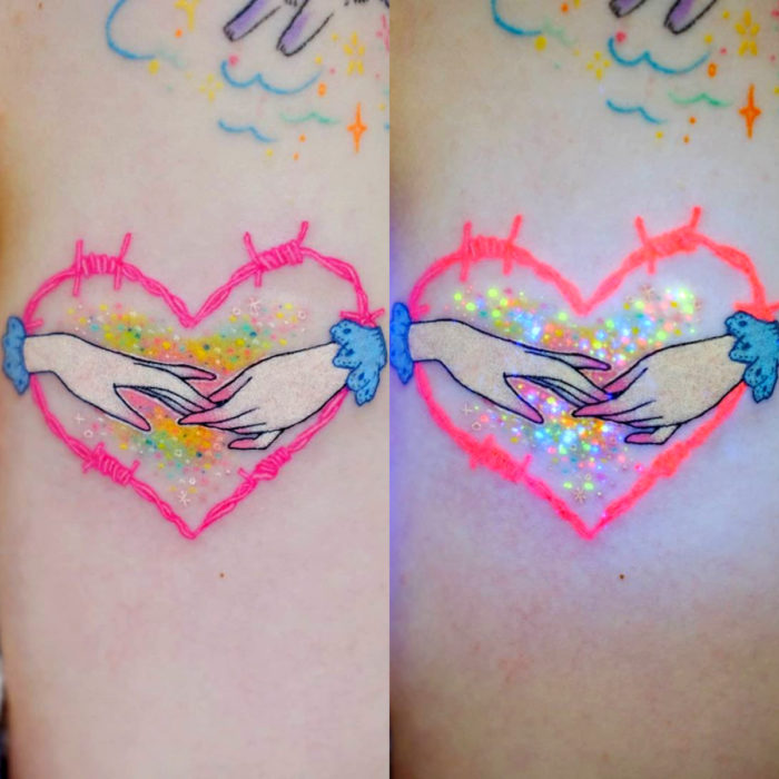 Tatuadora crea tatuajes adorables; tatuaje de manos con corazón de alambre en colores pastel
