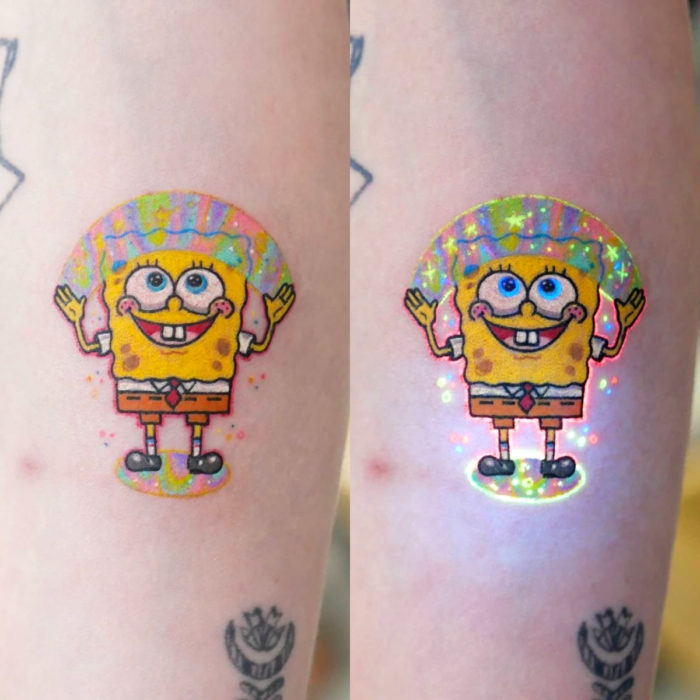 Tatuadora elabora tatuajes entrañables; tatuaje de Bob Esponja con un arcoíris brillante en el brazo