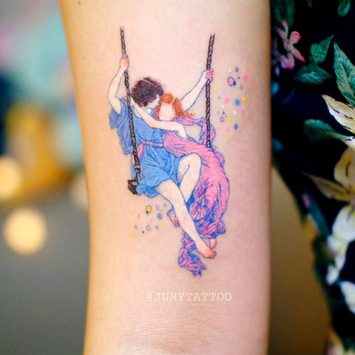 Tatuadora elabora tatuajes de arte; tatuaje de la pintura ‘La primavera’ de Pierre Auguste Cot en el brazo
