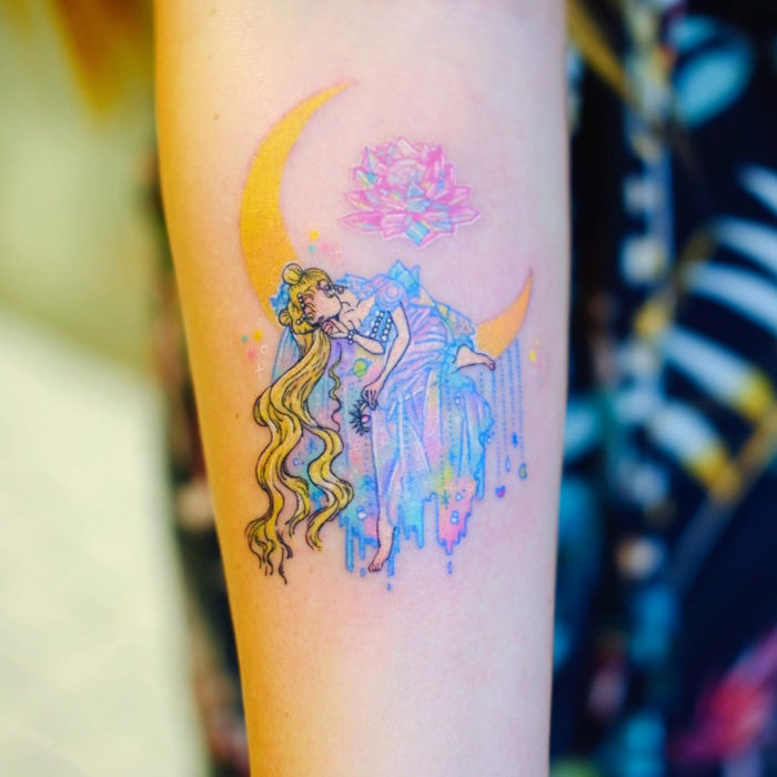 Tatuadora crea tatuajes inspirados; tatuaje de Sailor Moon, Reina Serenity en la luna en el brazo
