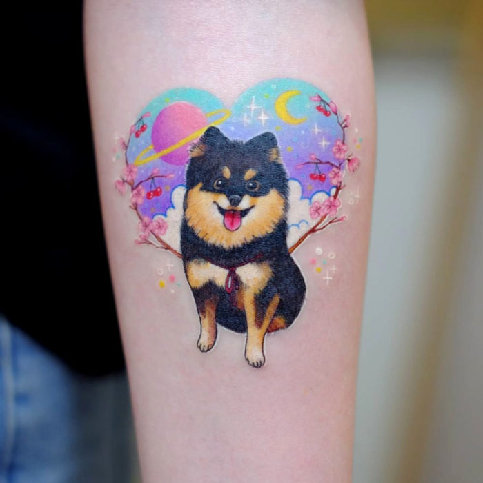 Tatuadora hace tatuajes entrañables; tatuaje de perro con flores y corazón en el brazo