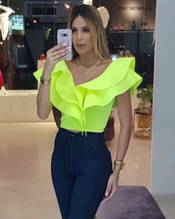 Chica con una blusa verde neón