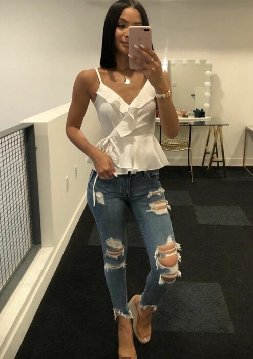 Chica con una blusa cruzada en el pecho de color blanco