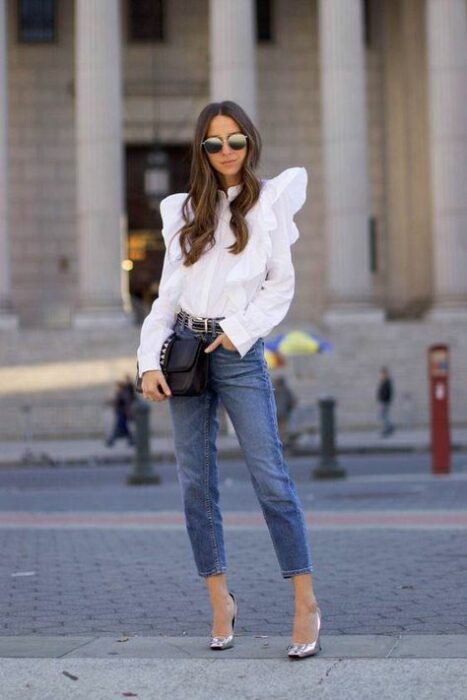 Chica con una blusa blanca con jeans y tacones