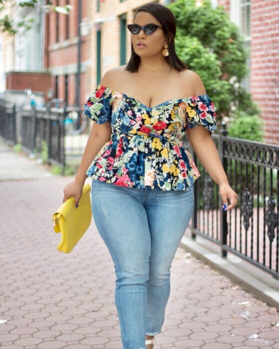 Chica con una blusa con estampados y hombros descubiertos