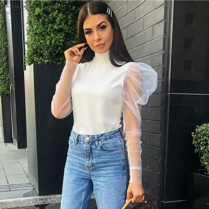 Chica con una blusa blanca de mangas abombadas