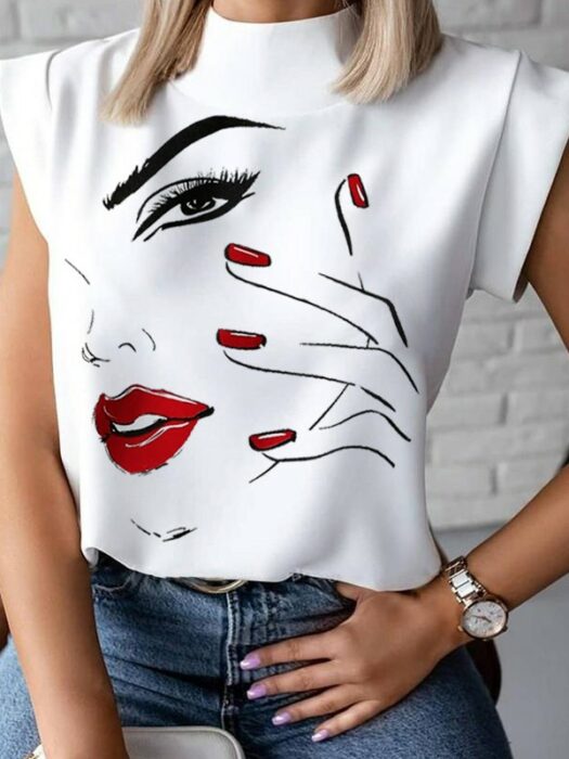 Chica con una blusa blanca casual con estampado de una mujer de labios rojos