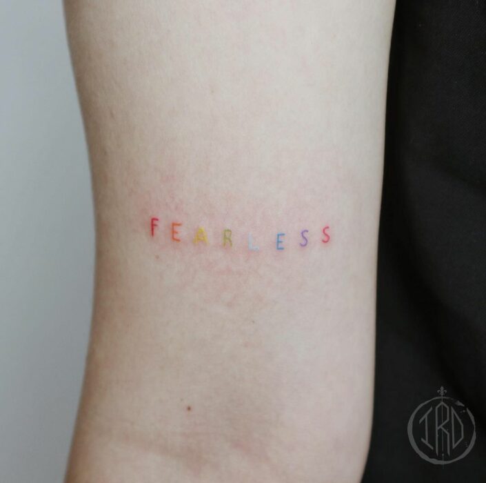 Tatuaje de palabra "fearless" en el brazo