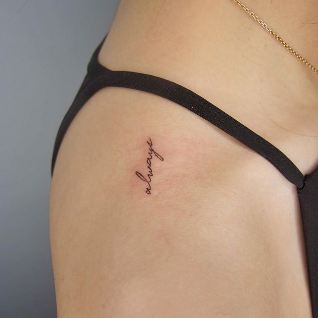 Tatuaje de palabra always en el hombro