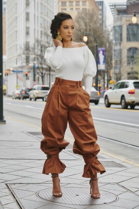 chica con pantalón holgado con olanes en color café; 13 Ideas para usar pantalones holgados sin perder el estilo