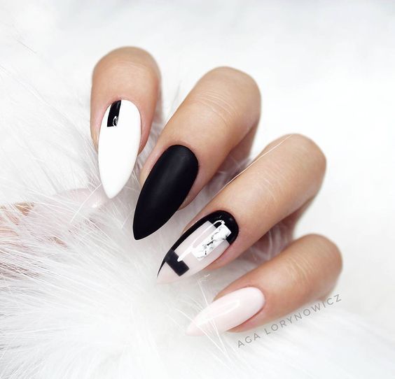 Chica con manicura stiletto en blanco y negro