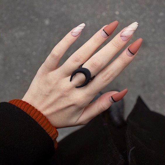 Chica con manicura stiletto en tonos rosas y naranjas