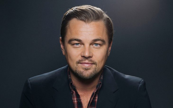 Leonardo DiCaprio sonriendo para una fotografía