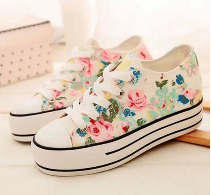 Tenis blancos con flores rosas y azules pintadas a mano