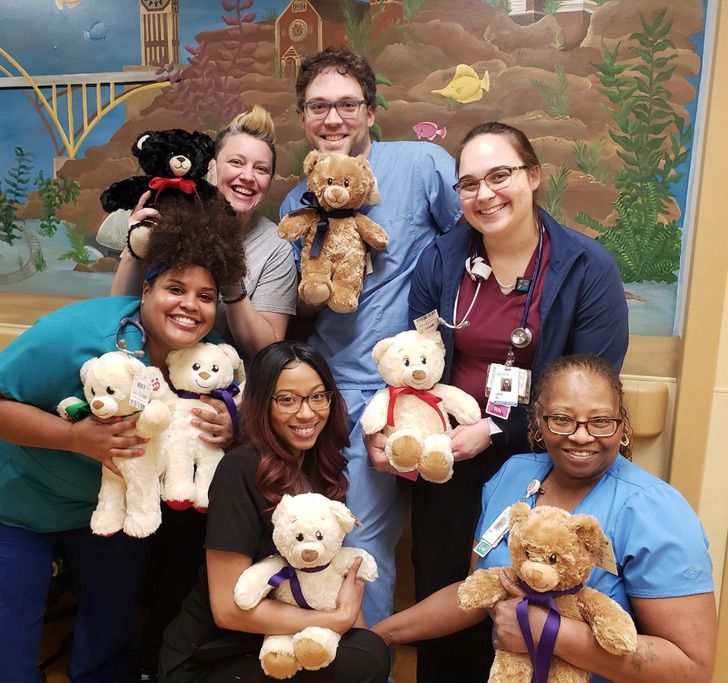 Personal médico y colaboradores de la fundación The Bear Hug Project